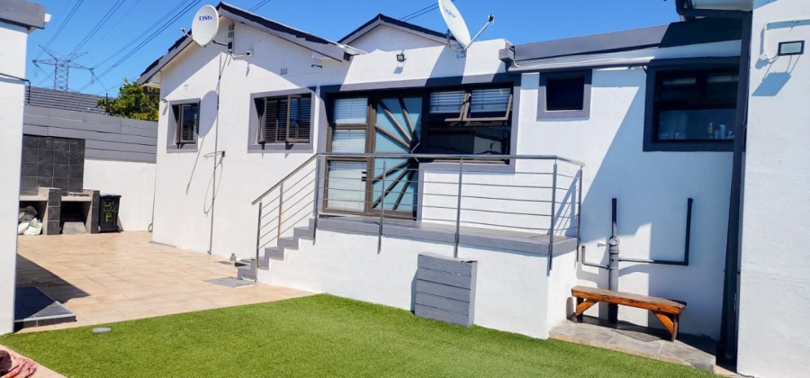 5 Bedroom Property for Sale in Newfields Western Cape